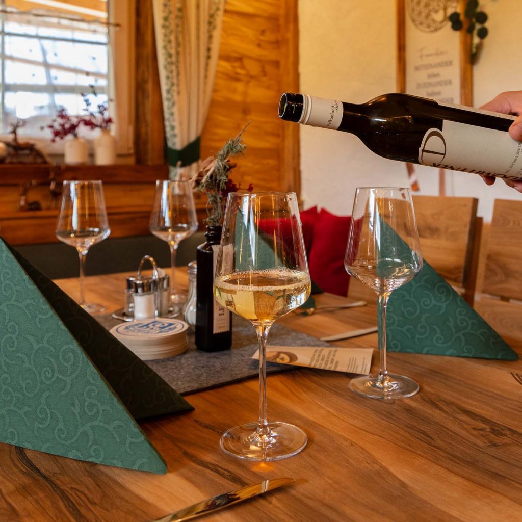 Wein der gerade eingeschenkt wird
