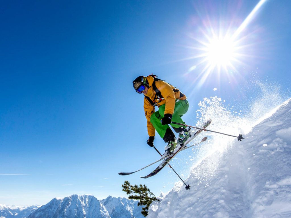 Skifahrer in Bewegung auf der Piste